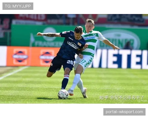 洛里昂主场对阵克莱蒙比赛因球迷投掷烟火一度中断15分钟 洛里昂主场对阵克莱蒙比赛因球迷投掷烟火一度中断15分钟